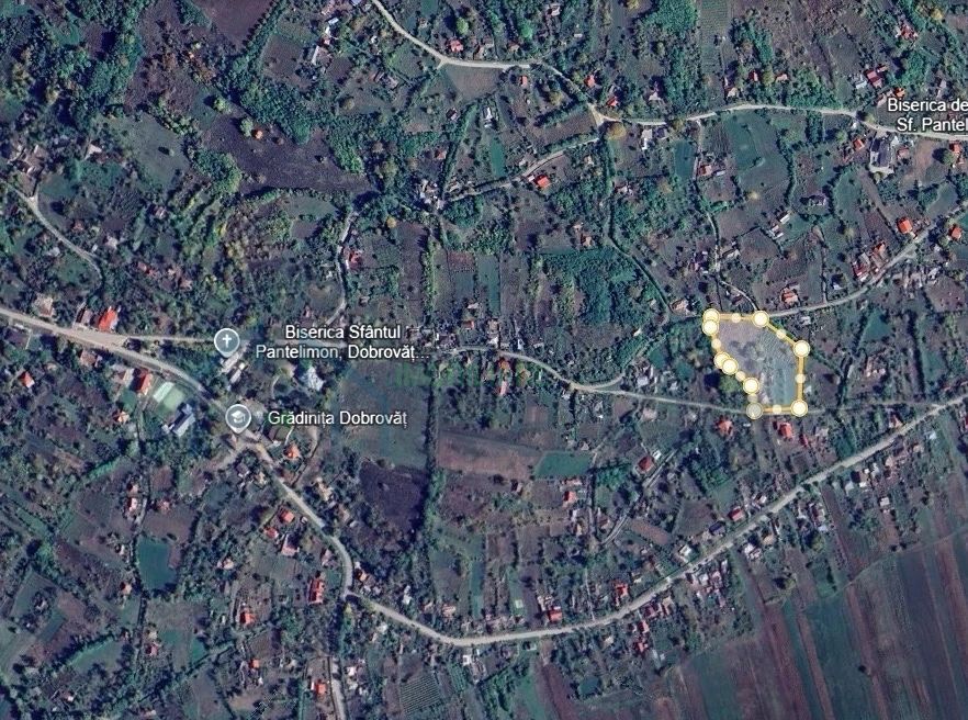 Teren intravilan 8232 mp în centrul localității Dobrovat, la 600 m de Primărie - Poză 1