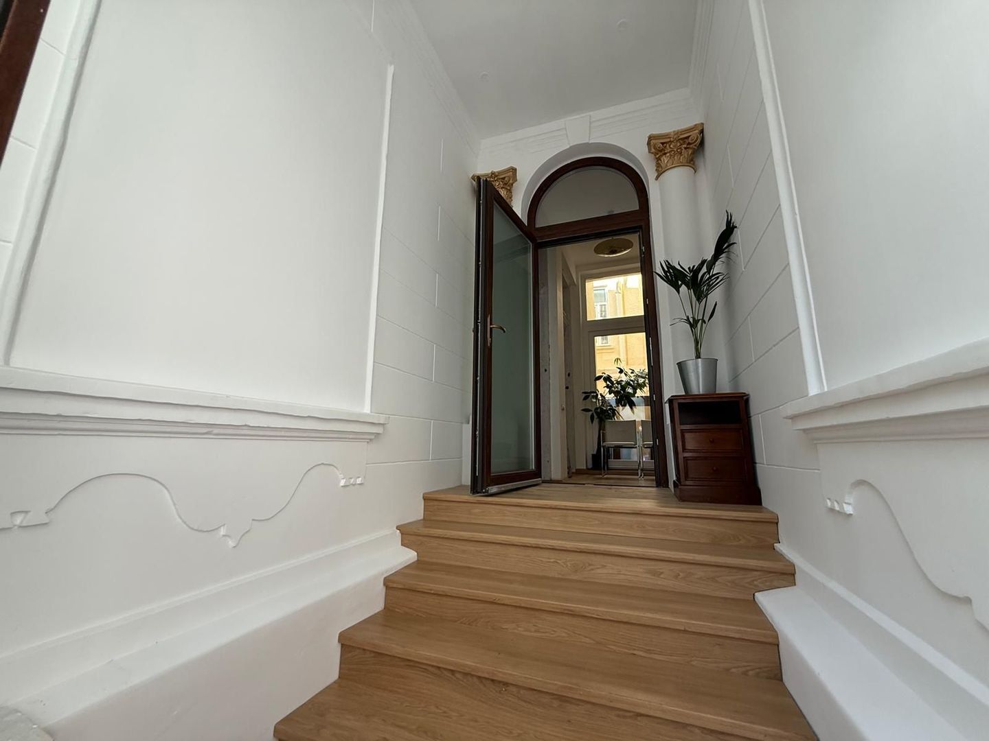 Vilă elegant renovata pentru business de prestigiu - Poză 2