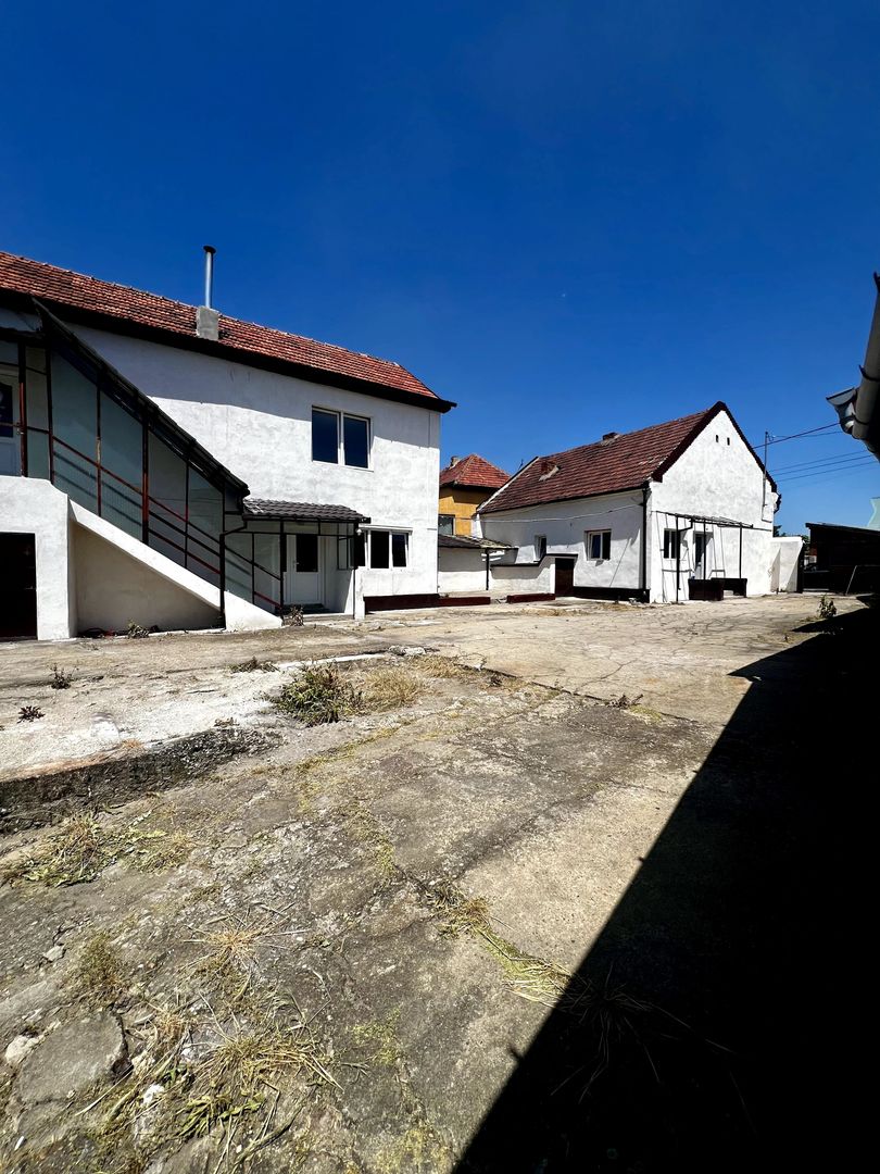 Casa in Oradea 1200 mp teren 400 mp cladiri - Poză 1
