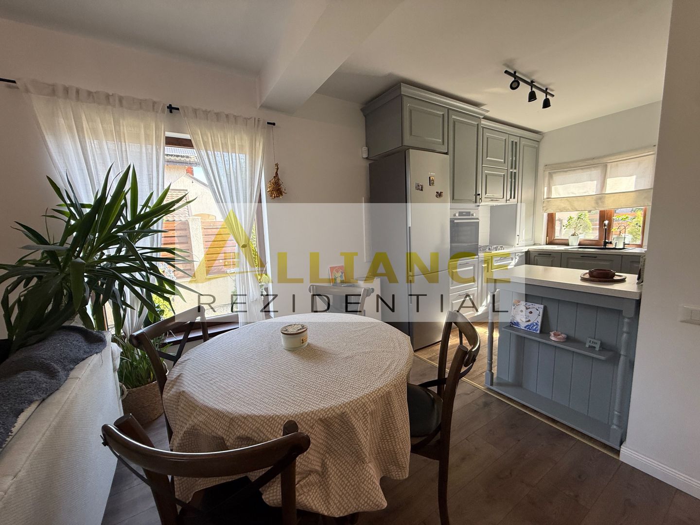 Casă P\+E\+M, complet mobilată, 4 camere, 3 dormitoare, matrimonial - Poză 11