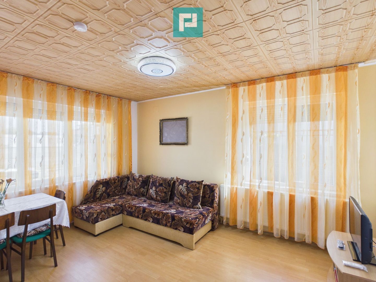 Casă renovată cu curte mare de închiriat în Rontău - Poză 4