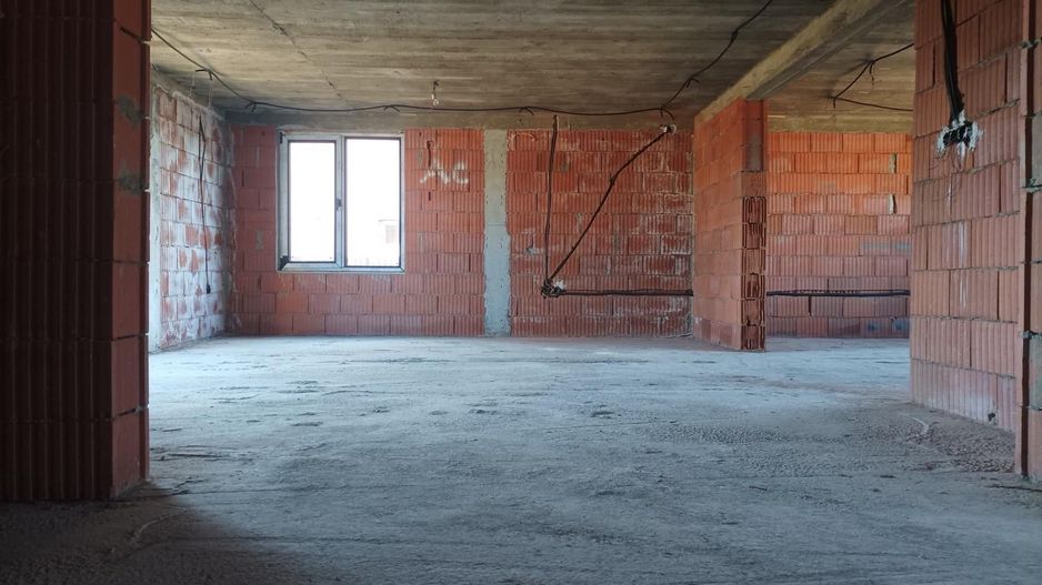 Aproape de oraș! Vânzare casă cu 5 camere în Ulmi! - Poză 9