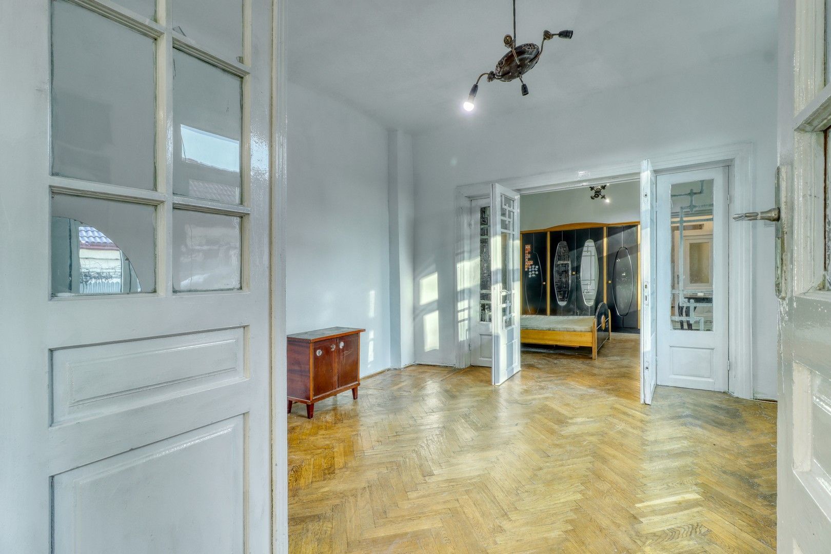 Centru- Casă boierească individuală- 5 camere si  451 mp teren - Poză 8