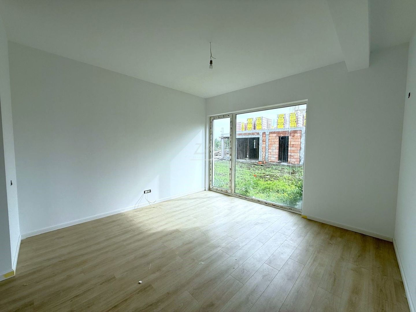 Bloc finalizat. Gradina proprie 52 mp. Decomandat. Loc de parcare. - Poză 2