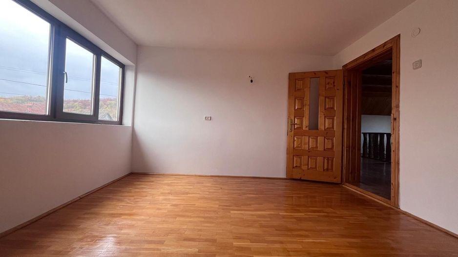 Vanzare casă spațioasă cu teren generos în Cândești Vale–jud Dambovita - Poză 4