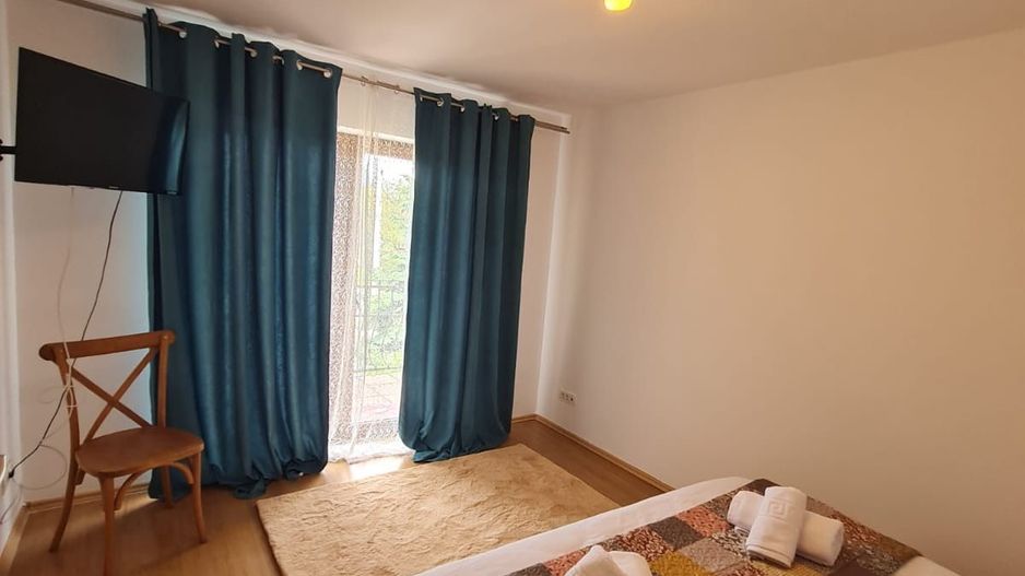 Vila spațioasă și recent renovată în Ghiroda! - Poză 42