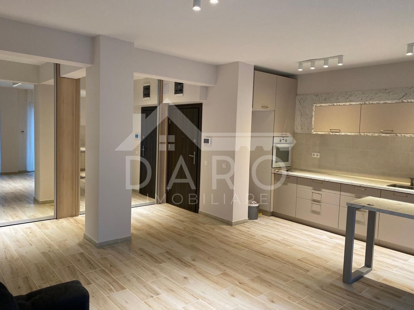 Apartament ultracentral de inchiriat cu parcare - Poză 1