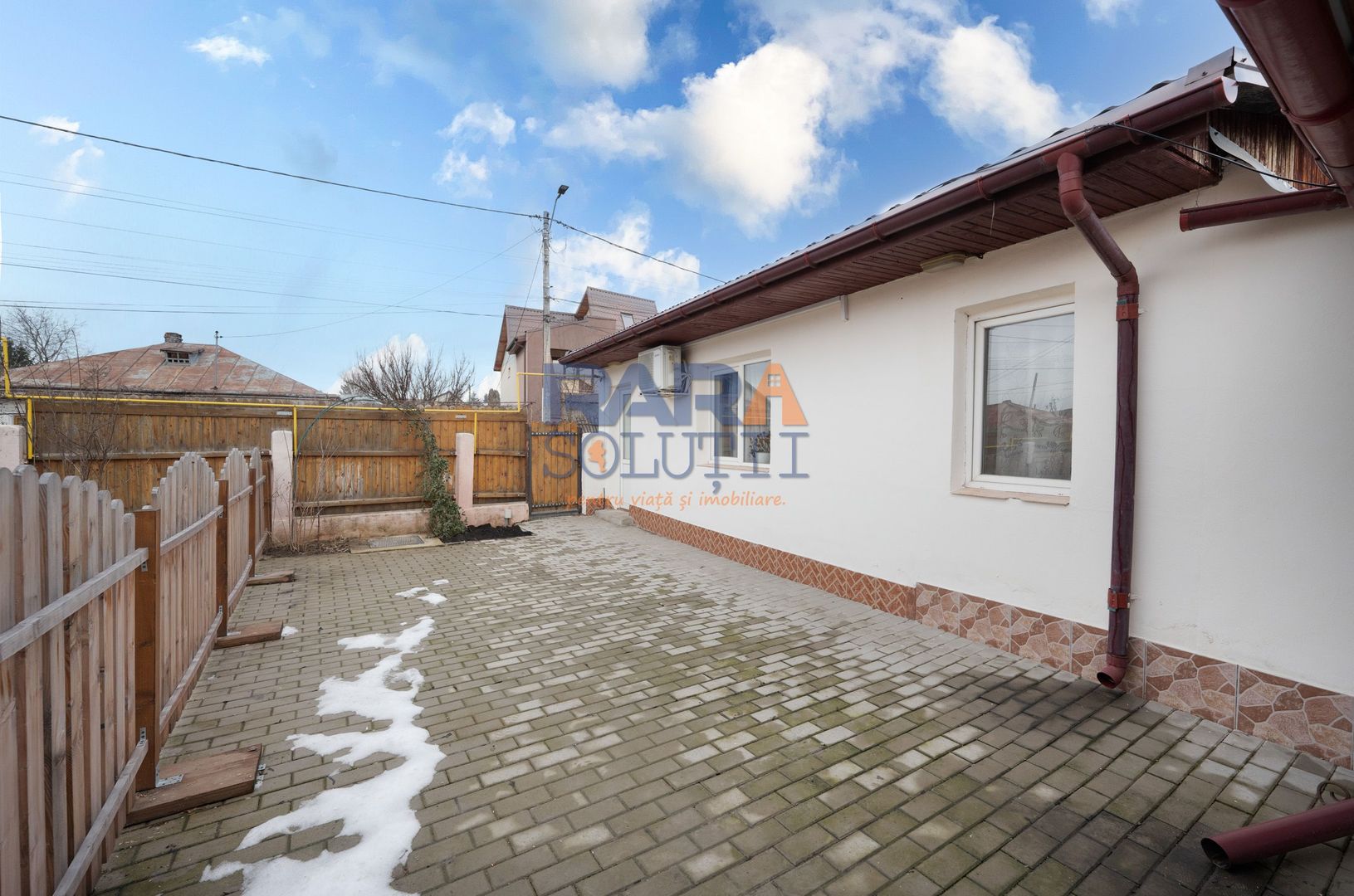 Casă micuță + un pic de curte - Poză 1