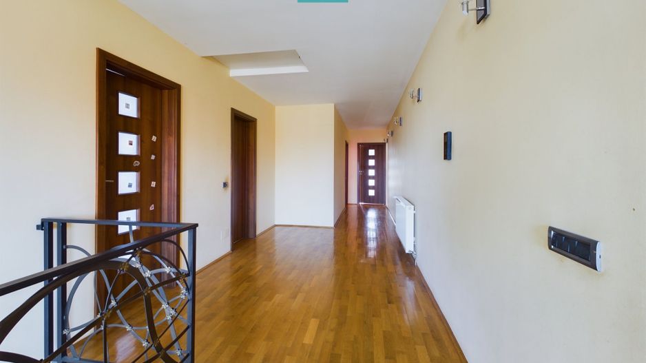 Vilă spațioasă cu 8 camere, Grădiște - Poză 10