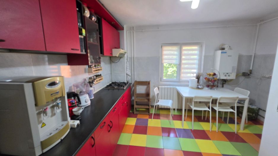 Vand apartament cu 4 camere aproape de centru - Poză 2