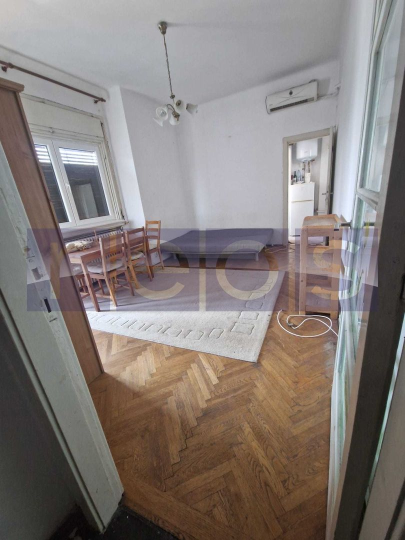 VANZARE GARSONIERA PIATA ROMANA 30MP RISK 1 NECESITA RENOVARE - Poză 1