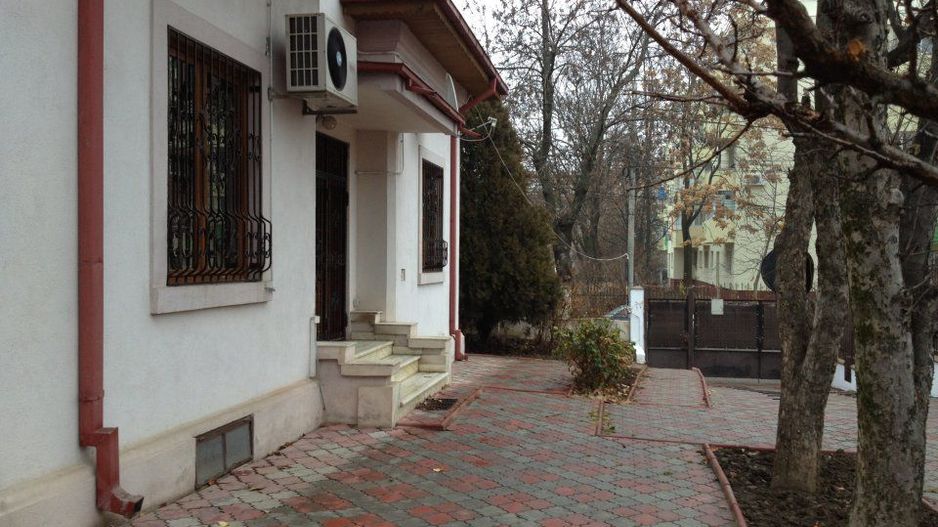 Aviatiei - inchiriere casa cu curte - Poză 1