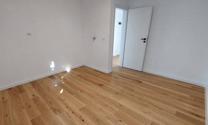 O casa simpla alba dar totusi sofisticata zona Pipera - Poză 26