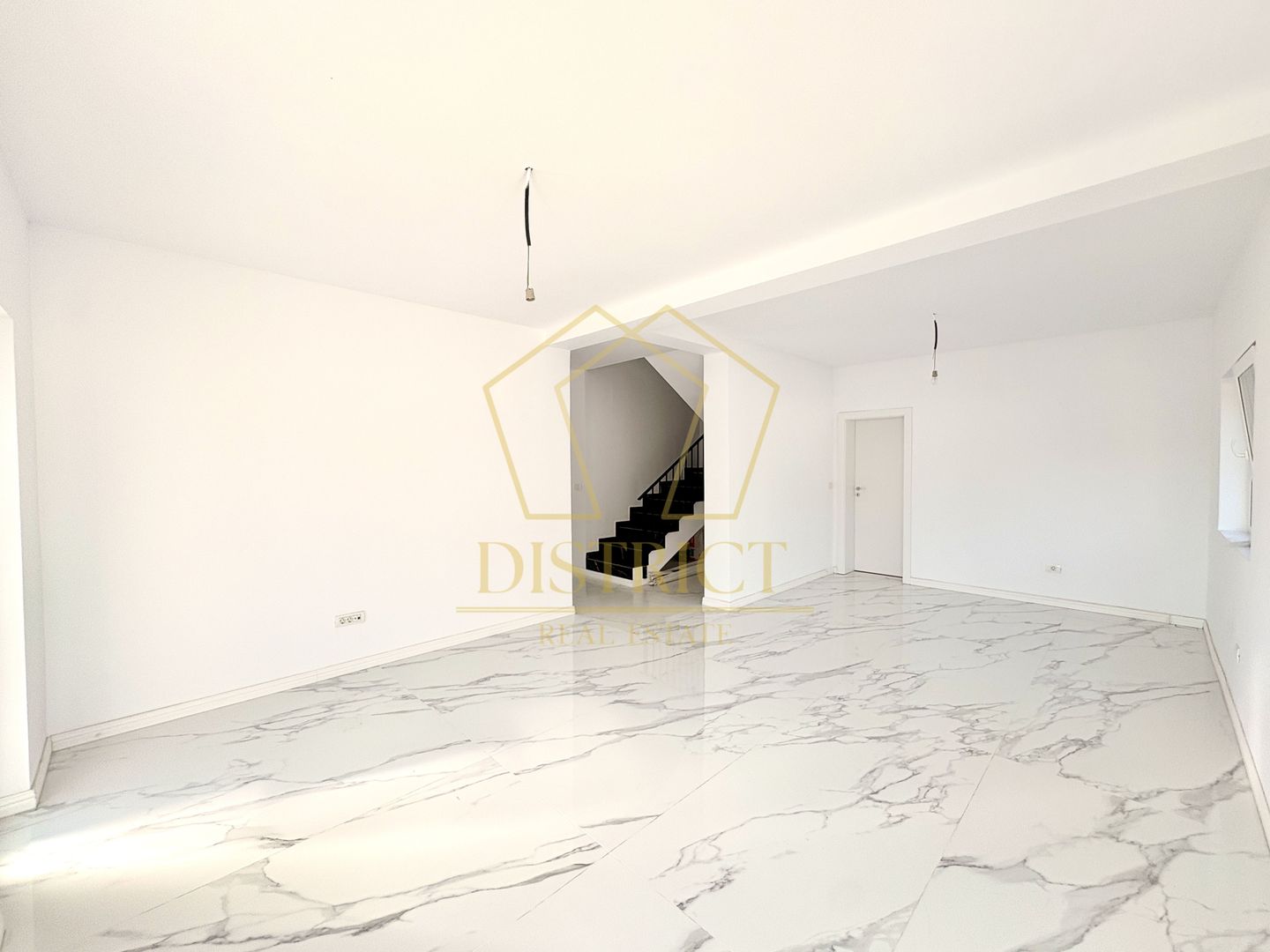 Duplex cu 4 camere, despărțit prin camera tehnica | Mosnita Noua - Poză 3
