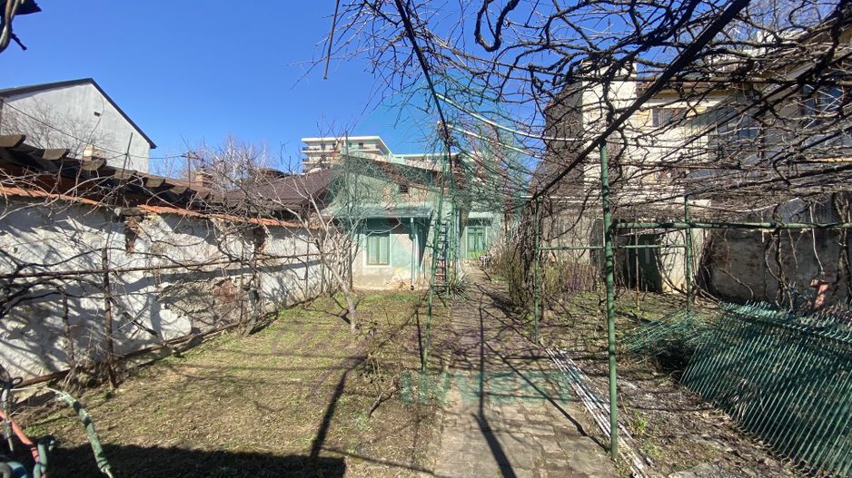 Casă cu teren generos lângă Bulevardul Banu Manta - Poză 1