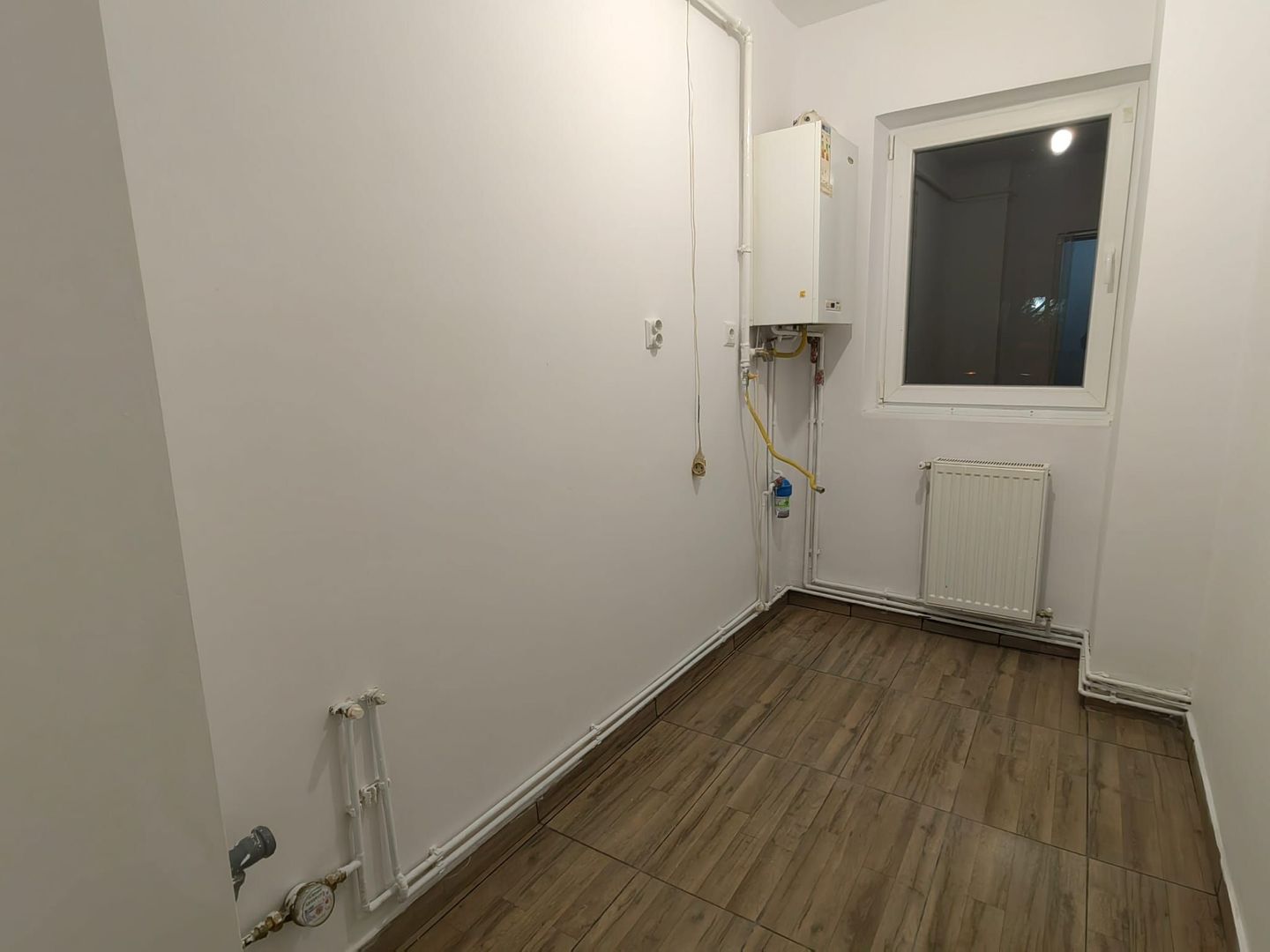 Garsonieră decomandată renovată recent 31 M² zona Lenin - Poză 3