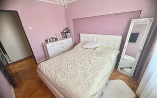 Apartament cu trei camere de vânzare, renovat complet, central - Poză 4