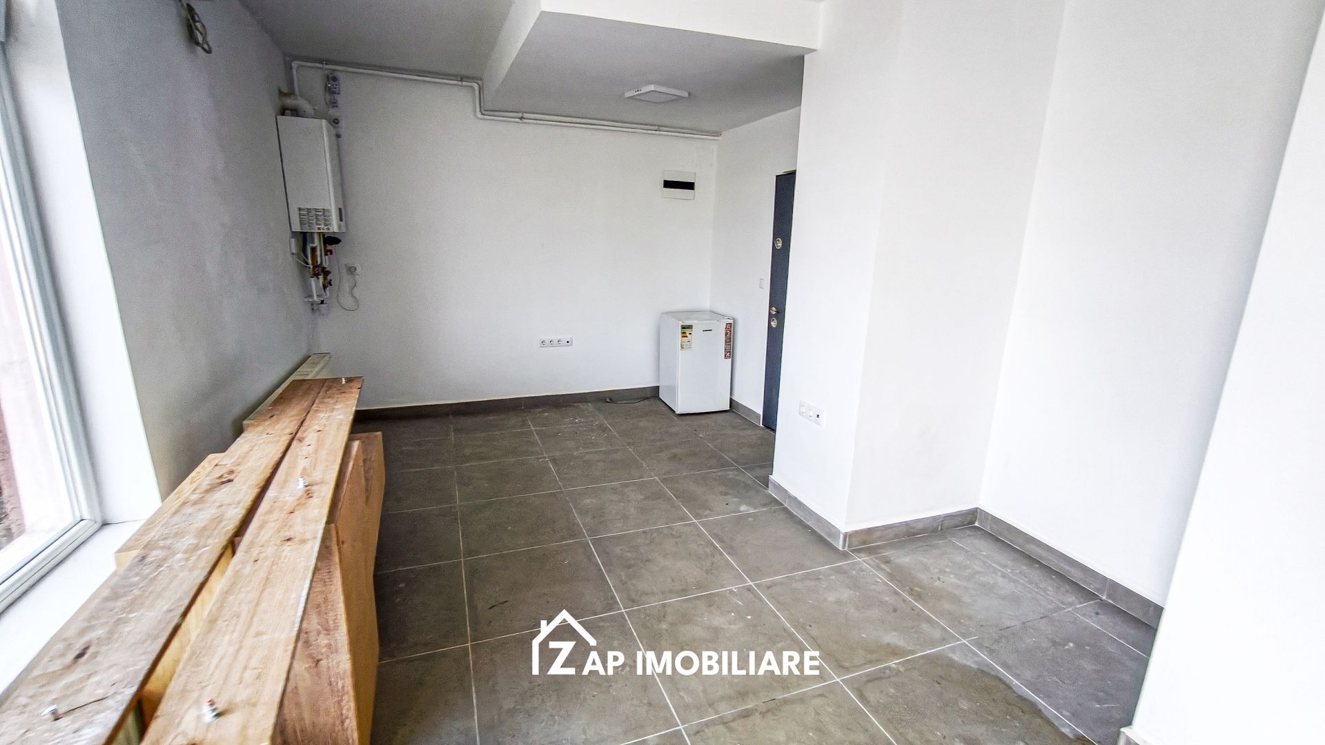 Spatiu Comercial / Birou - Stradal -  Suprafete 20 mp - 90 mp - Poză 3