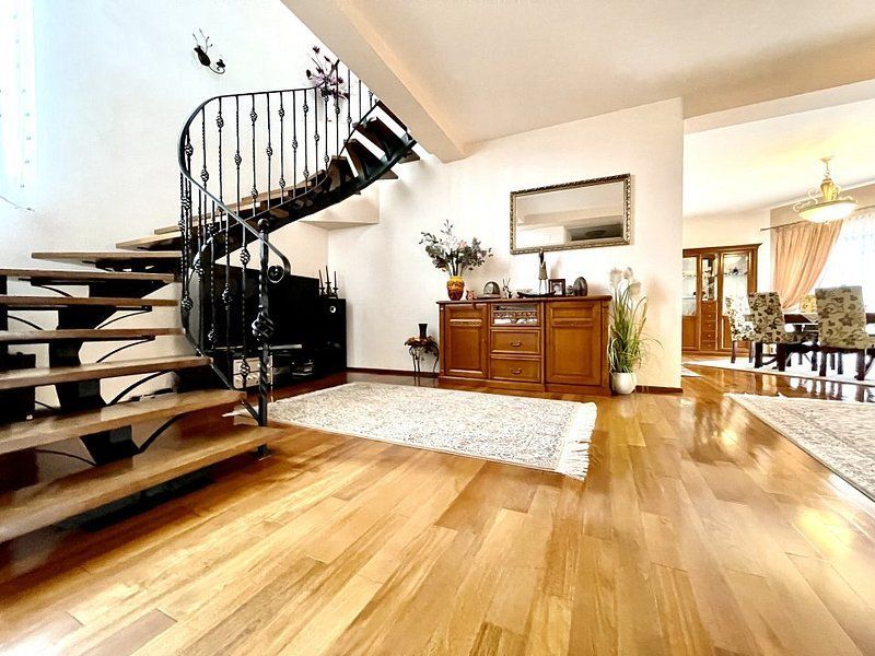 Design clasic, pozitie centrală - casă  în Dumbrăvita - Poză 2