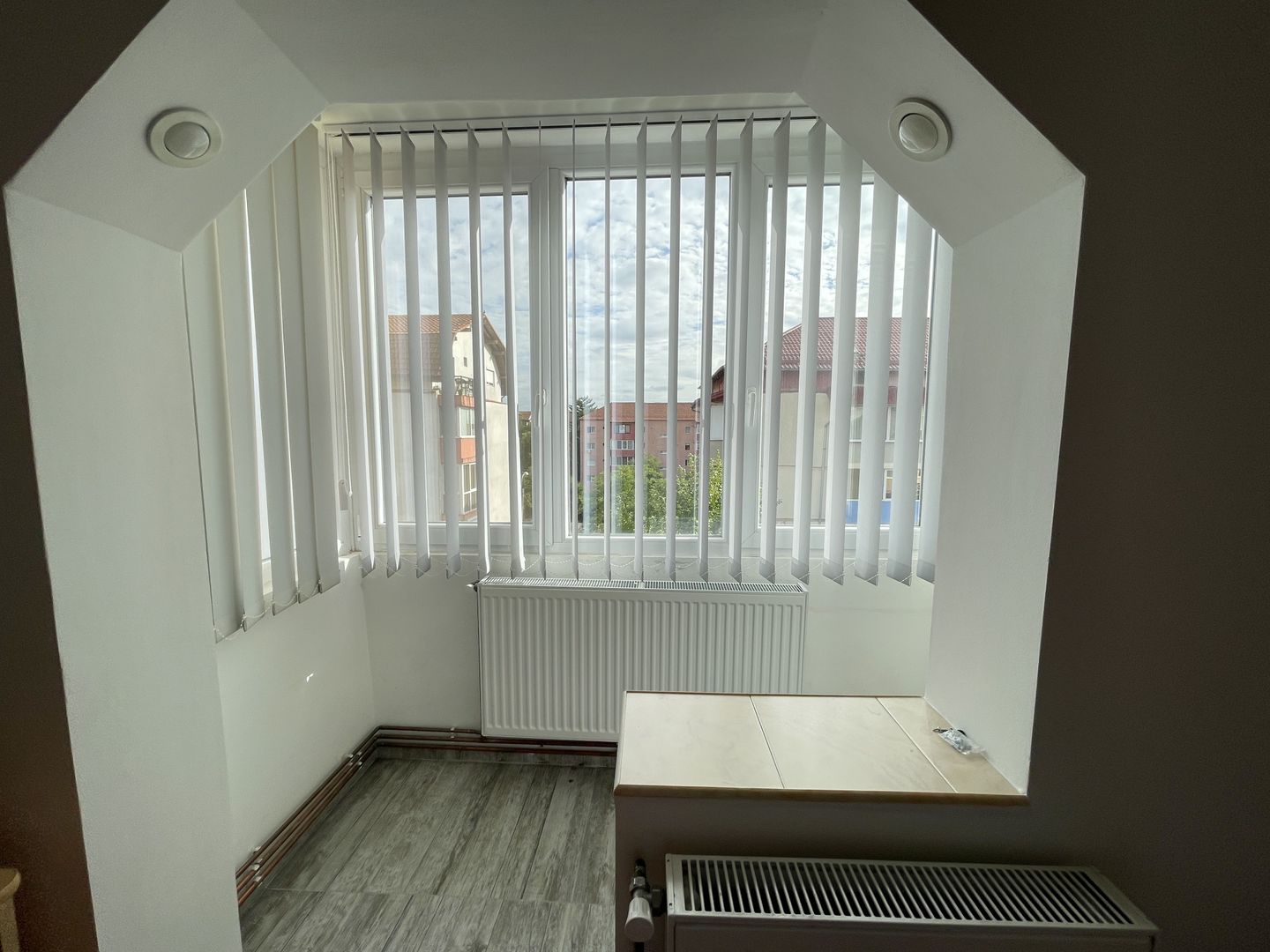 Apartament cu trei camere în bloc izolat -zona Aradului - Poză 1