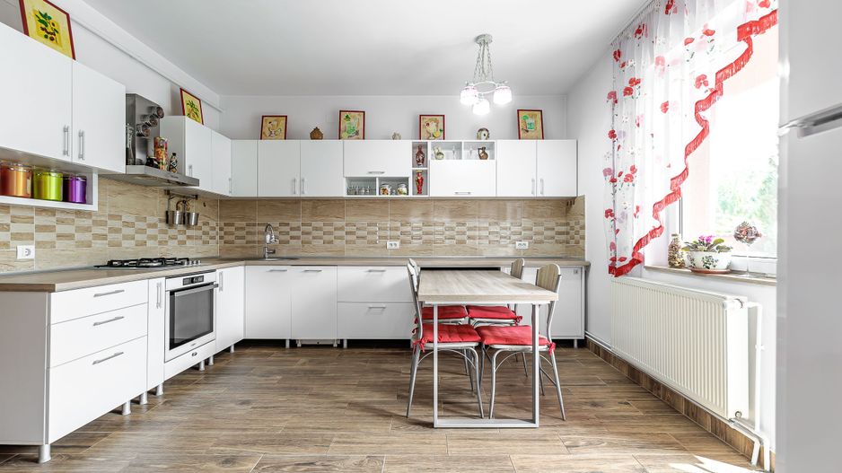 Casă generoasă cu două apartamente în Bujac - Poză 3
