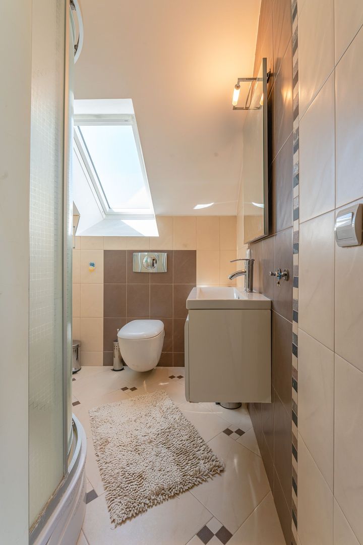 Casa Sacele amplasata in vecinatatea padurii cu pompa de caldura - Poză 18