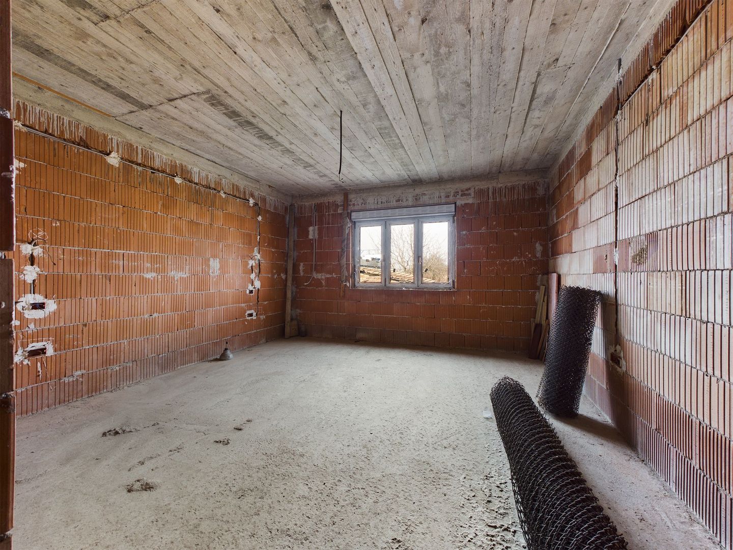 Casă la sol cu teren de 3.451mp în Gai - Poză 4