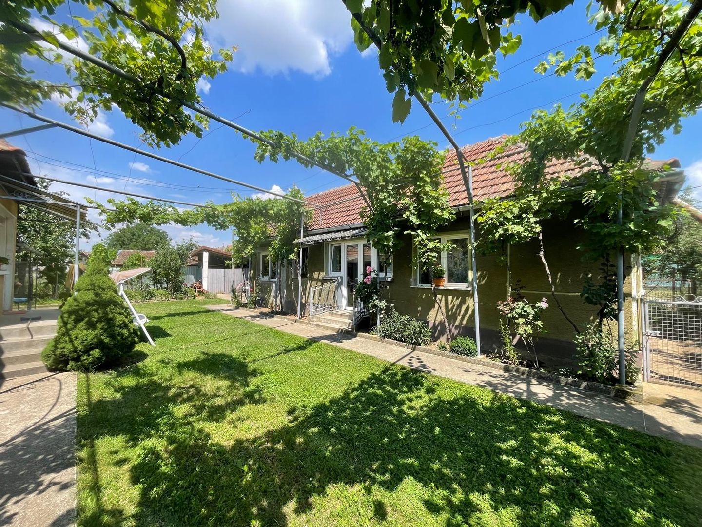 Oază de liniște aproape de Oradea | Casă renovată cu grădină și garaj - Poză 2