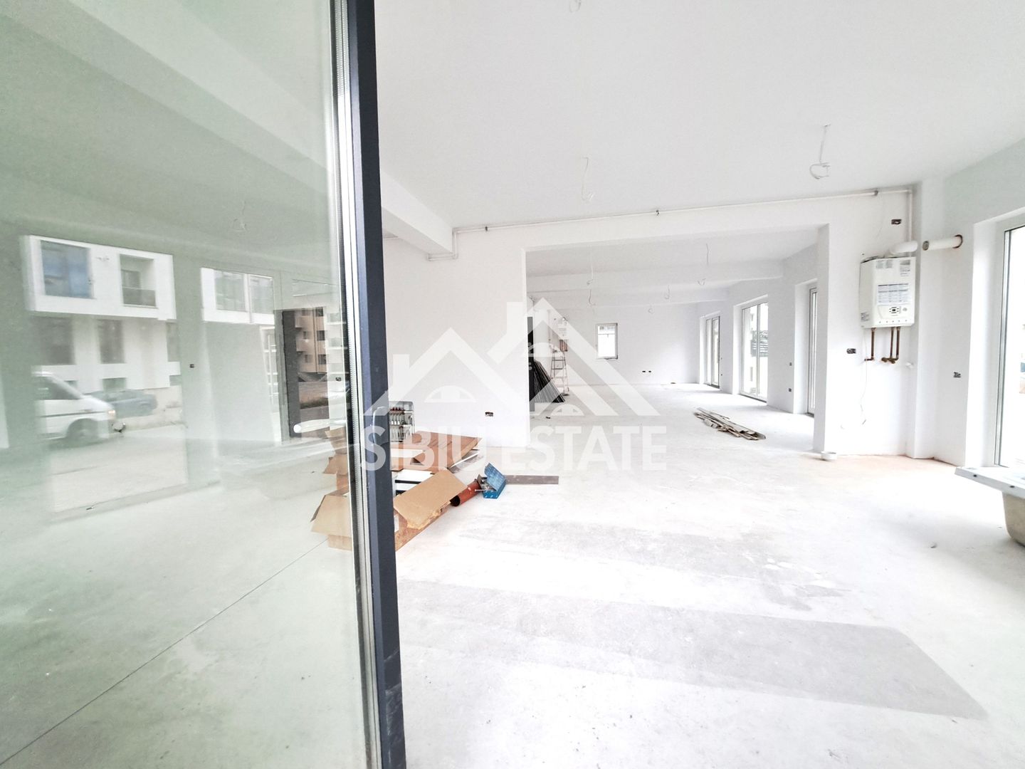 Spatiu comercial 190 mp vitrine la strada, dublu acces, parcari - Poză 3