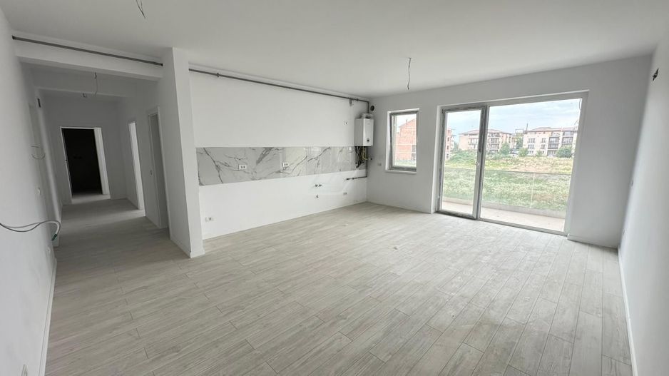 Bloc nou. Apartament cu 3 camere spations. 2 Bai. Etaj 1 - Poză 1