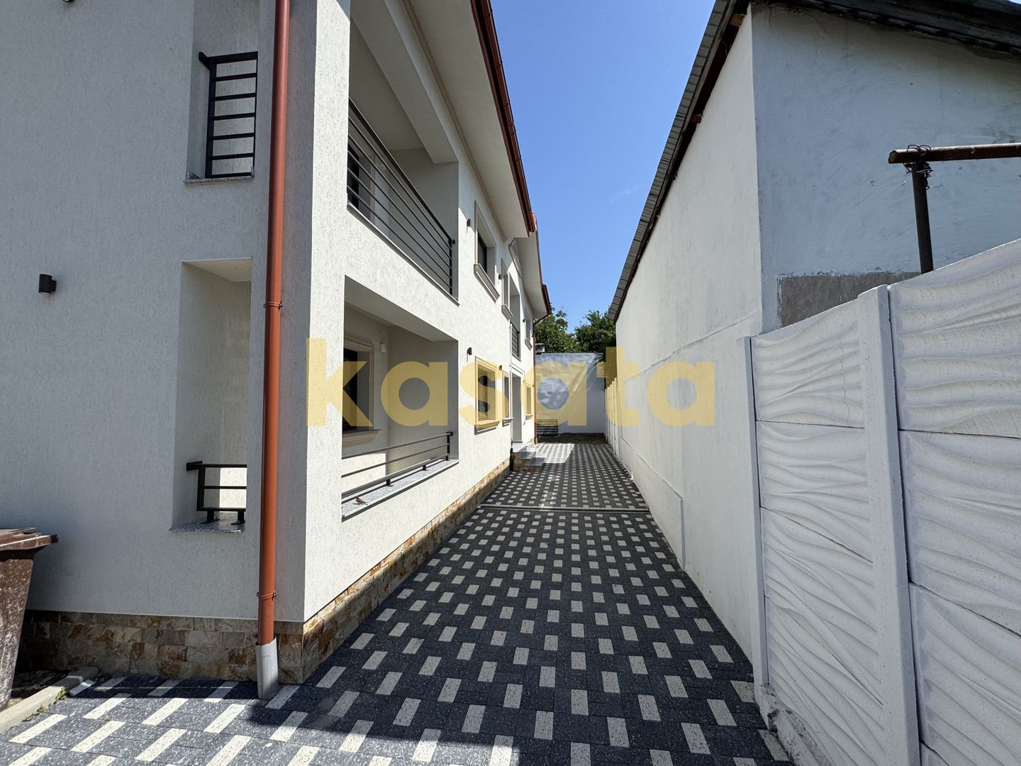 Casă individuală la curte - 1 km de metrou si Parc Bazilescu - Poză 1