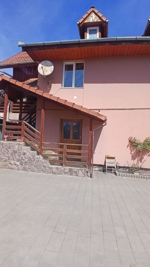 Casă individuală de vânzare în Șura Mare – ideală pentru 2-3 familii - Poză 1