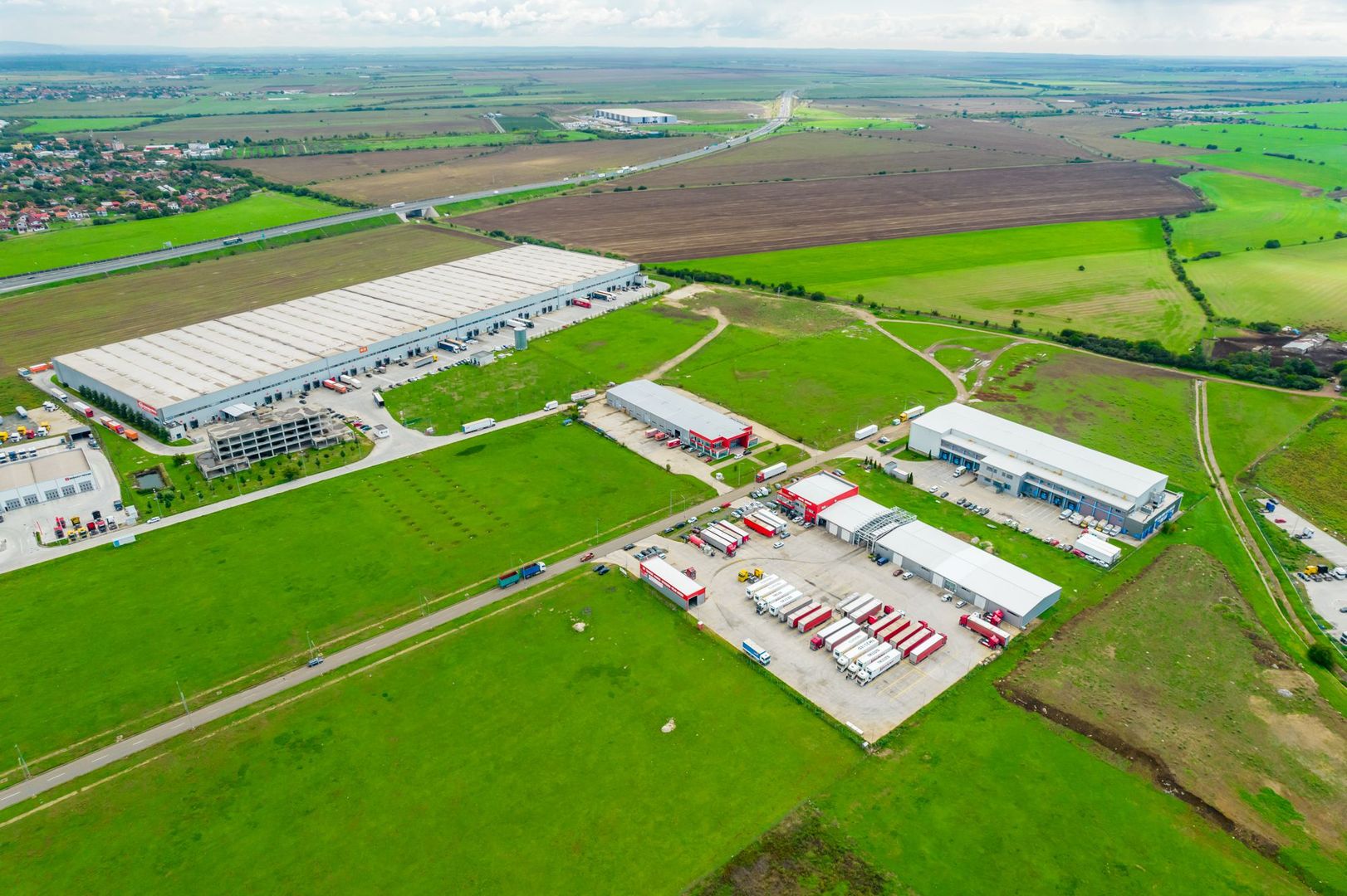 Parcare tiruri și spațiu de birouri - Poză 2