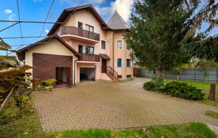 Vilă cu 6 dormitoare, 2 garaje, anexe multiple - 2076 mp teren