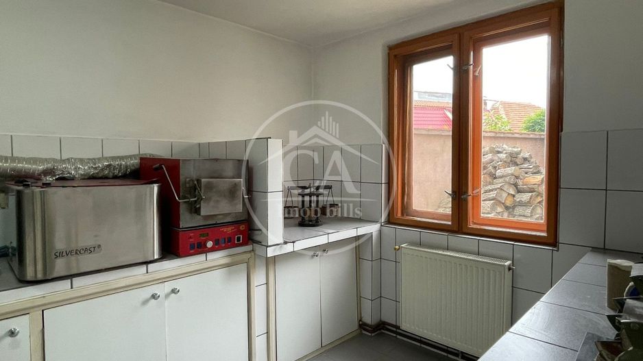 Casa de vânzare cu 8 camere de tip P+E+M in zona Rogerius, Oradea - Poză 7