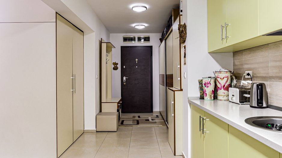 VÂNDUT! Apartament modern cu 3 camere - Poză 2
