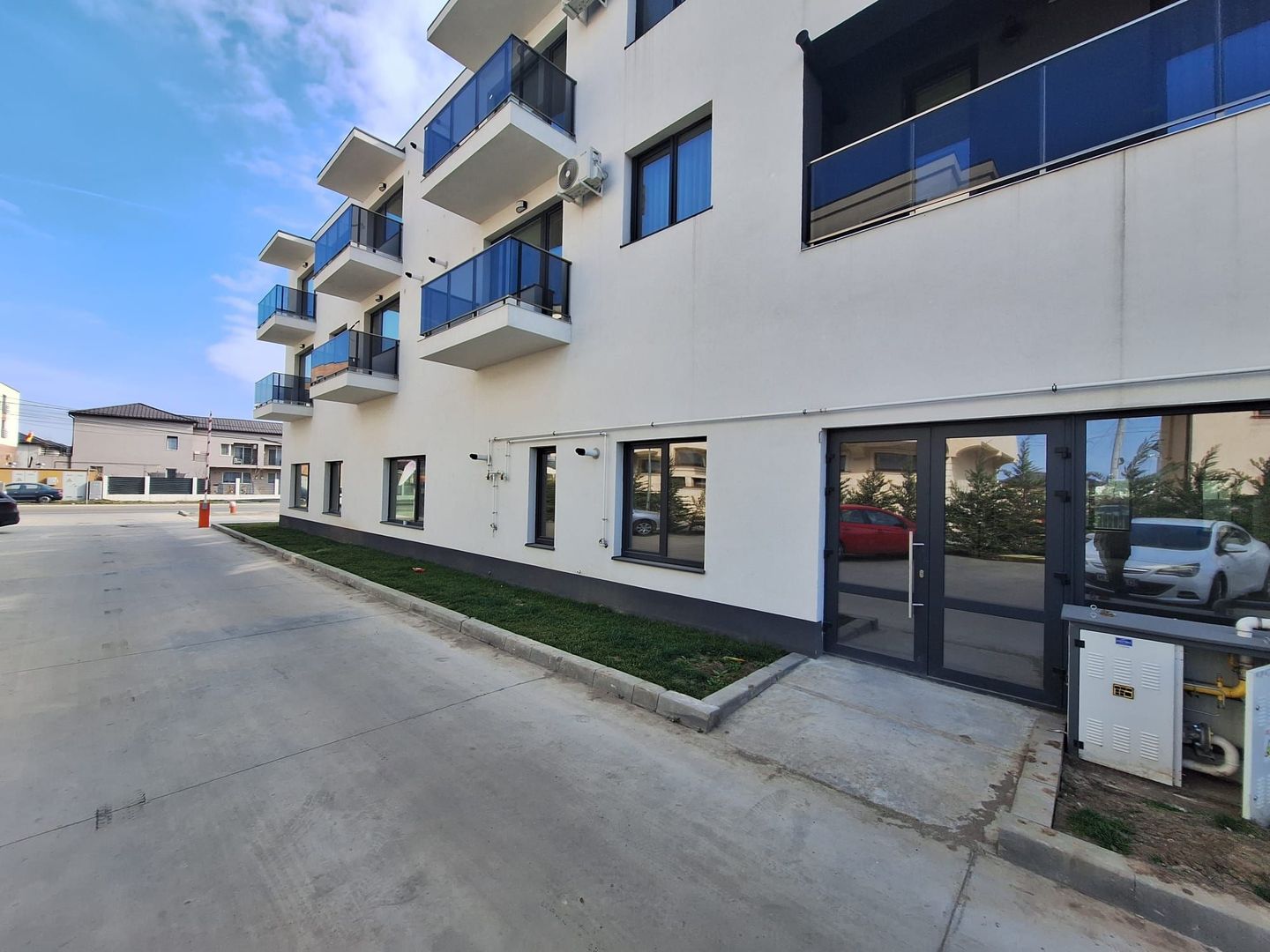 Spatiu Comercial - Bloc Nou - Stradal - 560 mp - 8 parcari - Poză 2