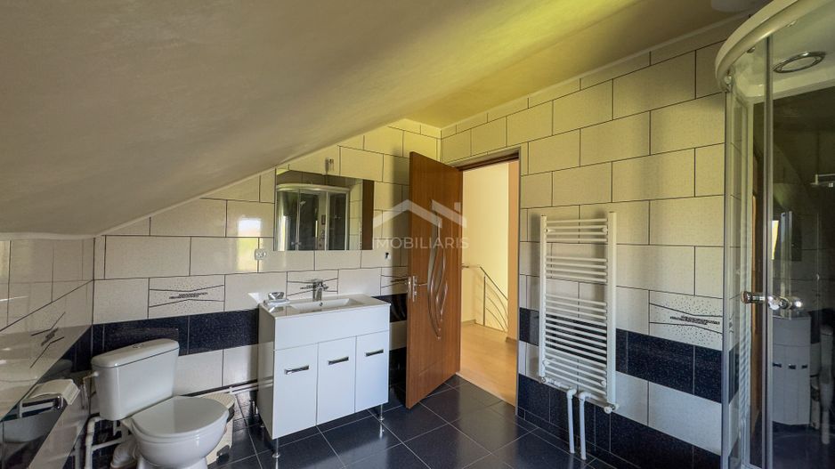 Casă modernă cu 5 camere, garaj și curte mare, mobilată in Corbu - Poză 16