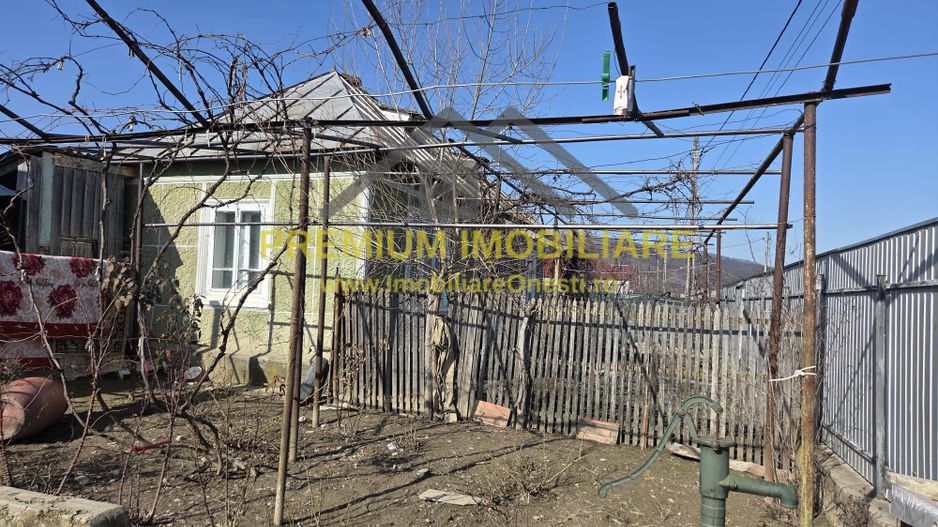 Casă bătrânească de vânzare – sat Prajoaia - Poză 3