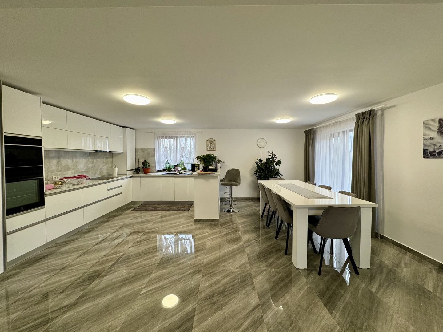 Casă Spațioasă de Vânzare în Ghimbav | Două Apartamente | Teren 579 mp - Poză 5