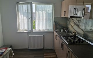 Vanzare apartament 3 camere, Gavana, zona Piata - Poză 1