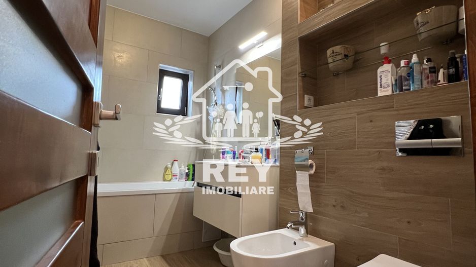 Casă de tip triplex la vânzare 6 camere /Șelimbăr /Secția 1 de Poliție - Poză 5