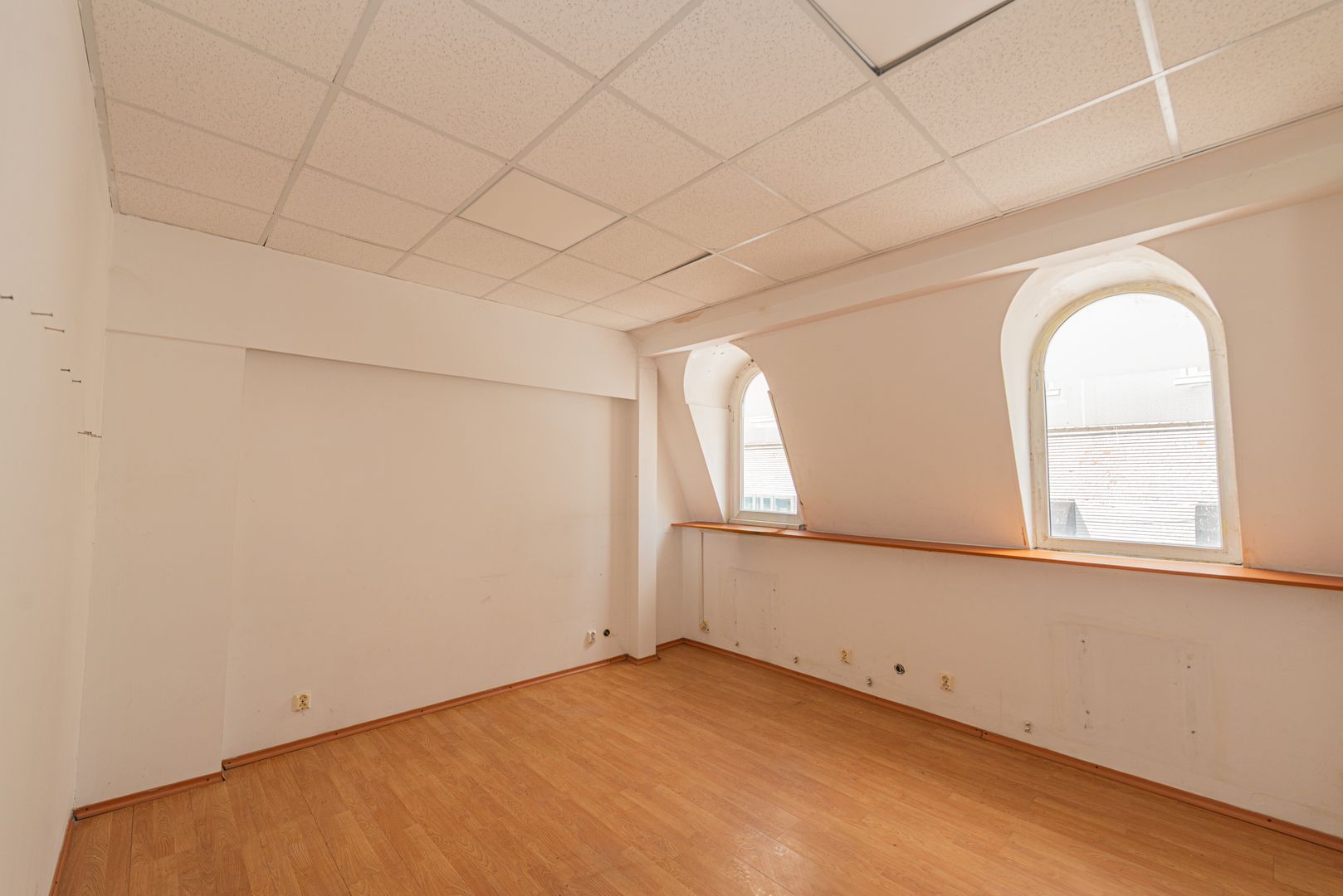 Spatiu comercial de inchiriat, 9 camere, 3 bai, Universitate, 120mp - Poză 8