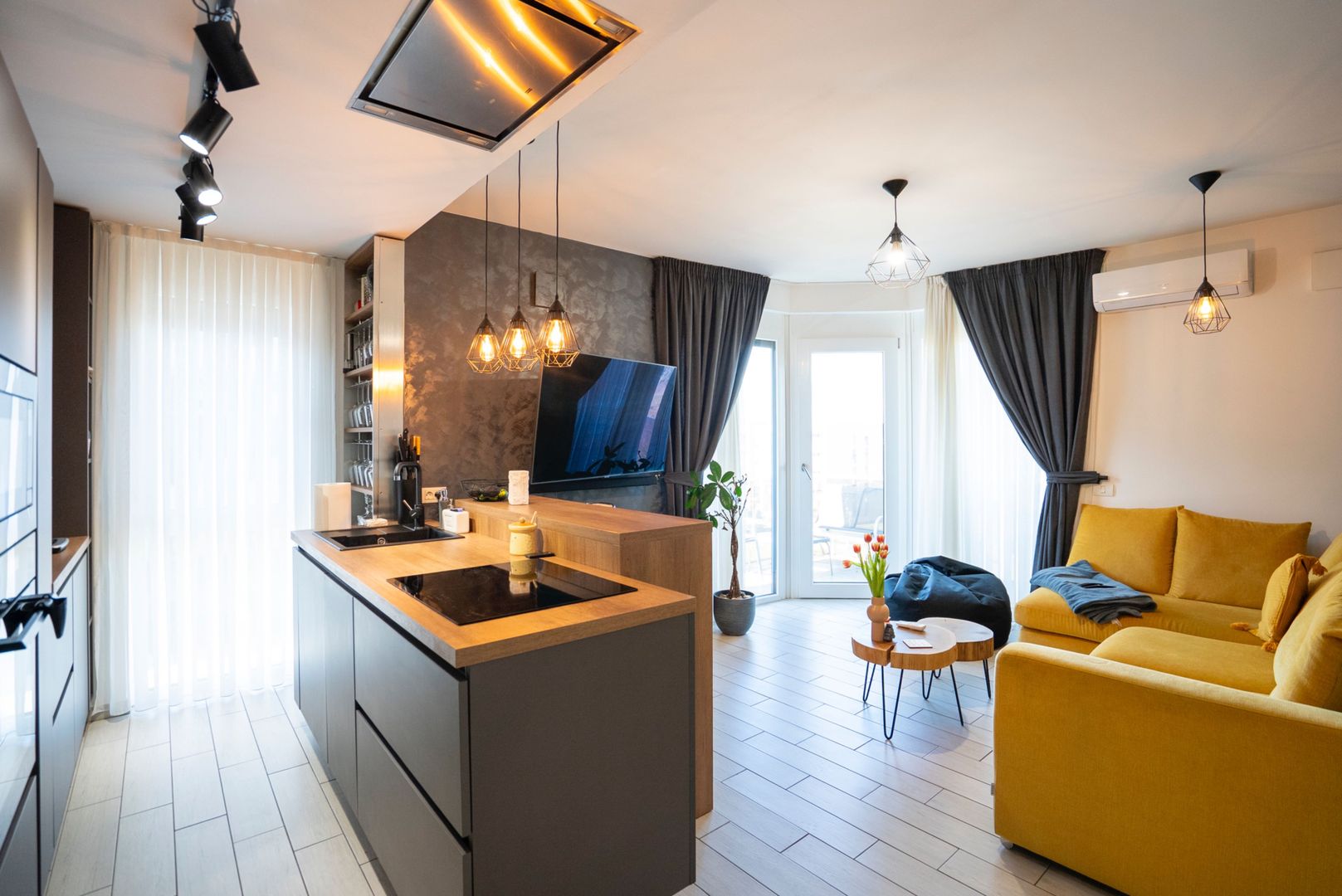 Apartment 3 camere, lux , zona Universității - Poză 1