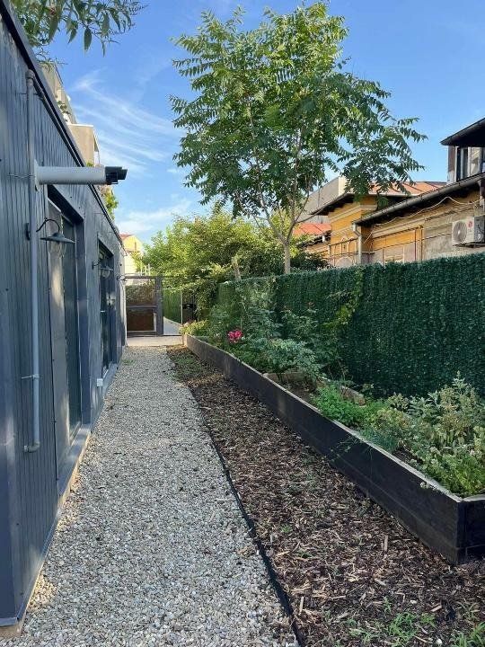 Unic! Apartament 5 camera si curte de 210 mp, central - Poză 2