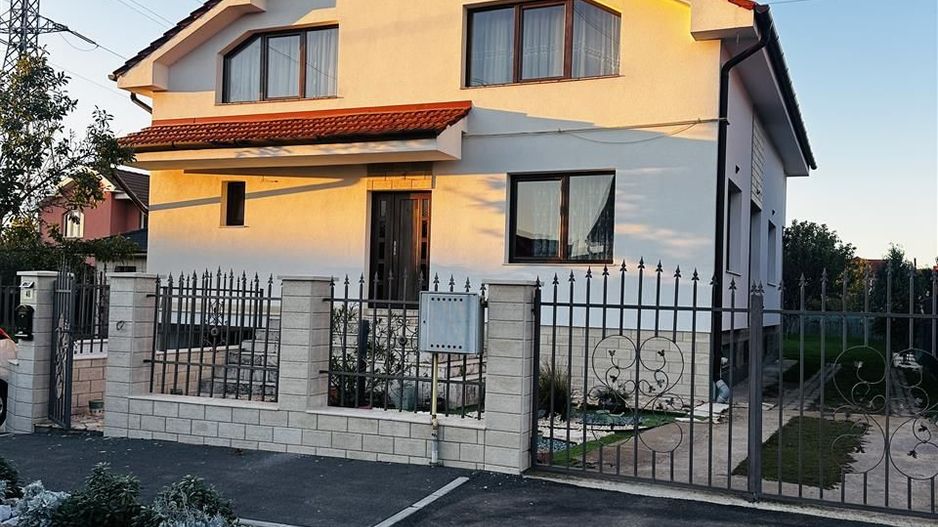 Casa 5 dormitoare 3 bai Oradea - Poză 1