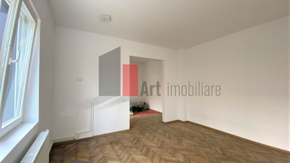 Garsoniera spatioasa in vila cu loc parcare | Zona Mosilor - Poză 1