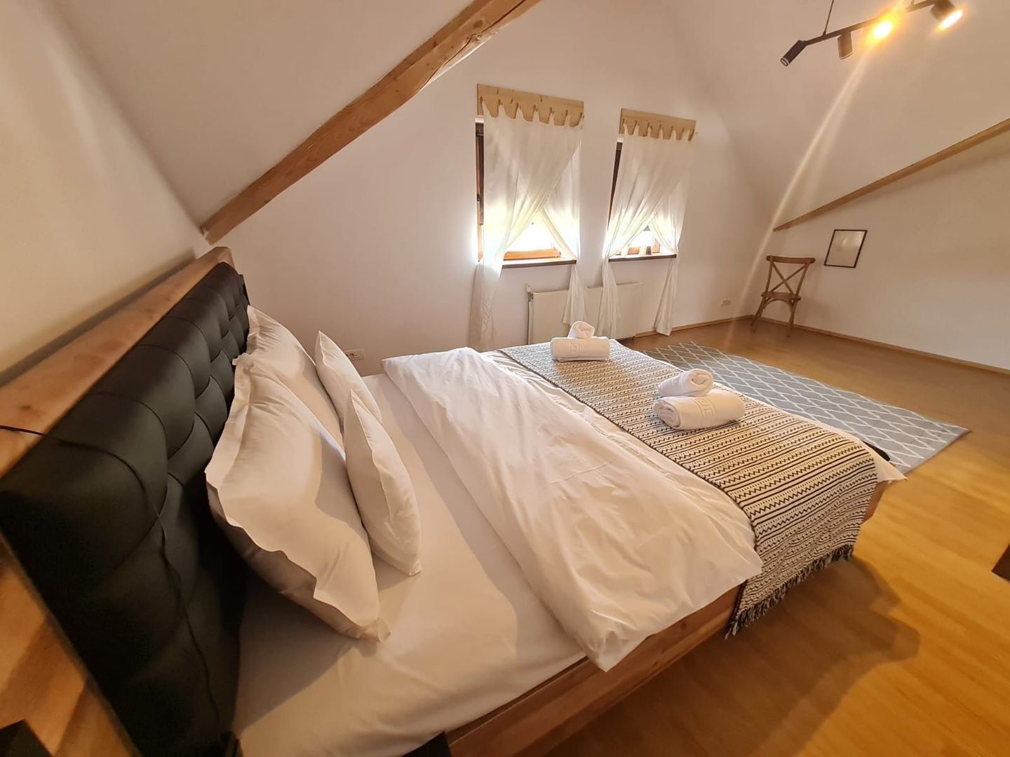 Vila spațioasă și recent renovată în Ghiroda! - Poză 12