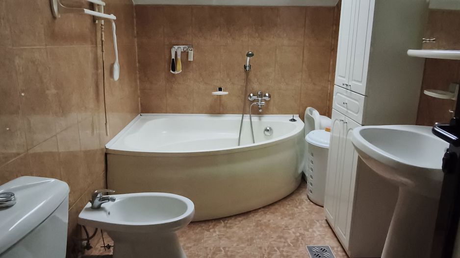 Casa de locuit Central 310 mp utili + 2 spatii comerciale de la strada - Poză 5