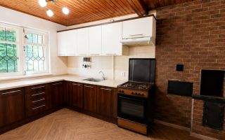 Nu este doar o vilă. Este refugiul tău verde cu 38 ari și pădurice proprie! - Poză 10